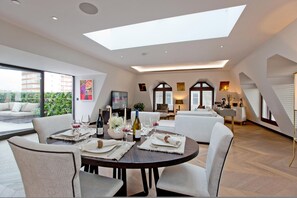 Apartment - 3-bed Rooftop Penthouse (London)