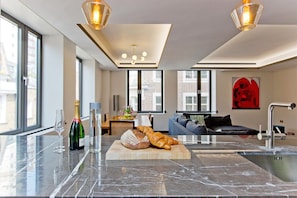 House - 2-bed Superior Apt 312 (London)