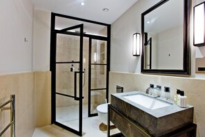 2 bedrooms - 2-bed Superior Apt 312 (London)