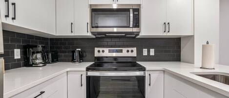 Microondas, horno, placa de cocina, lavavajillas