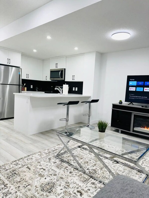 Mikrobølgeovn, ovn, kokeplater og oppvaskmaskin