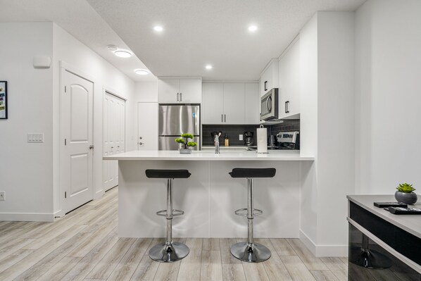 Microwave, oven, stovetop, dishwasher - Angie’s place close to YYC (Calgary)
