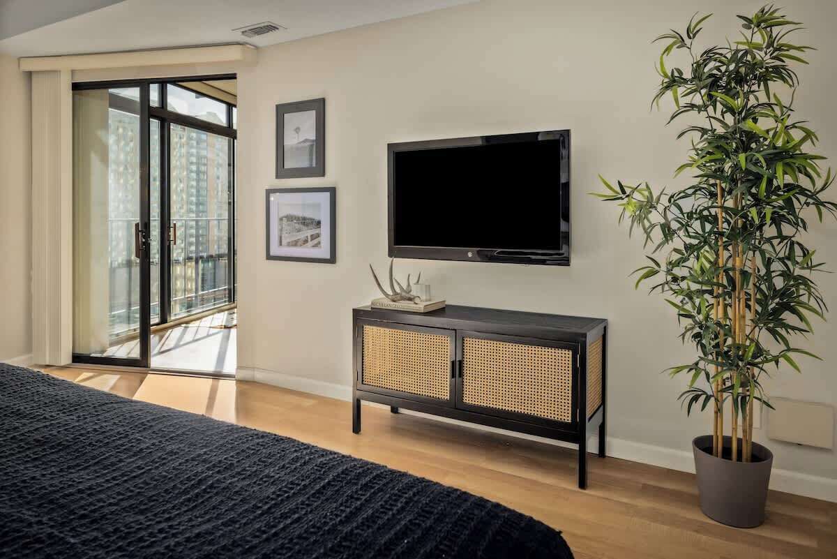 2 bedrooms, desk, iron/ironing board, WiFi
