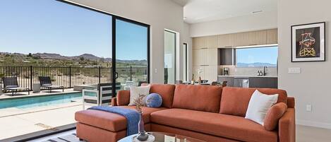 Een televisie, een open haard, videogames en een tafeltennistafel