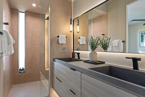 Een douche, een haardroger, handdoeken