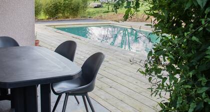 Grande villa avec vue sur la campagne et piscine