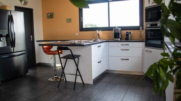 Micro-ondes, four, plaque de cuisson, lave-vaisselle