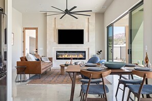 テレビ、暖炉、テレビゲーム、ステレオ