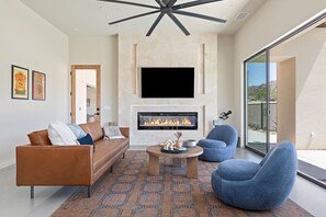 テレビ、暖炉、テレビゲーム、ステレオ