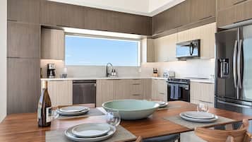 Réfrigérateur, micro-ondes, four, plaque de cuisson