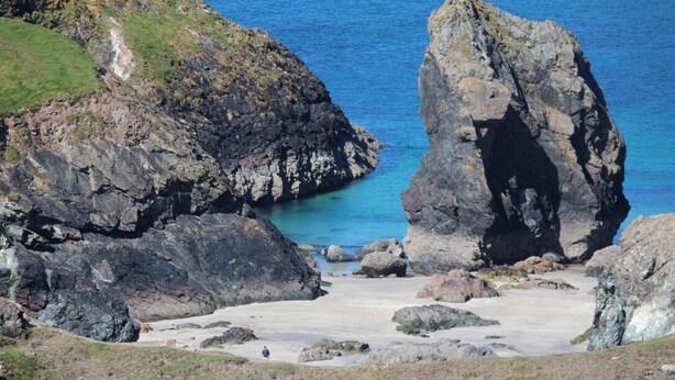 A coastal landscape with rocky formations and a sandy beach. - Ginentonic Cottage (Helston)