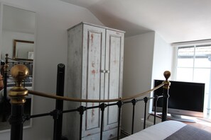 Casa rural Comfort, 2 dormitoris, no fumadors, zona de pati | Bany | Assecador de cabells