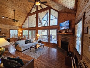 Smart TV, fireplace, DVD player - Beautiful 2 BR, Mtn Views, Hot tub, Screened Porch, Fiber Optic Internet (Sautee Nacoochee)