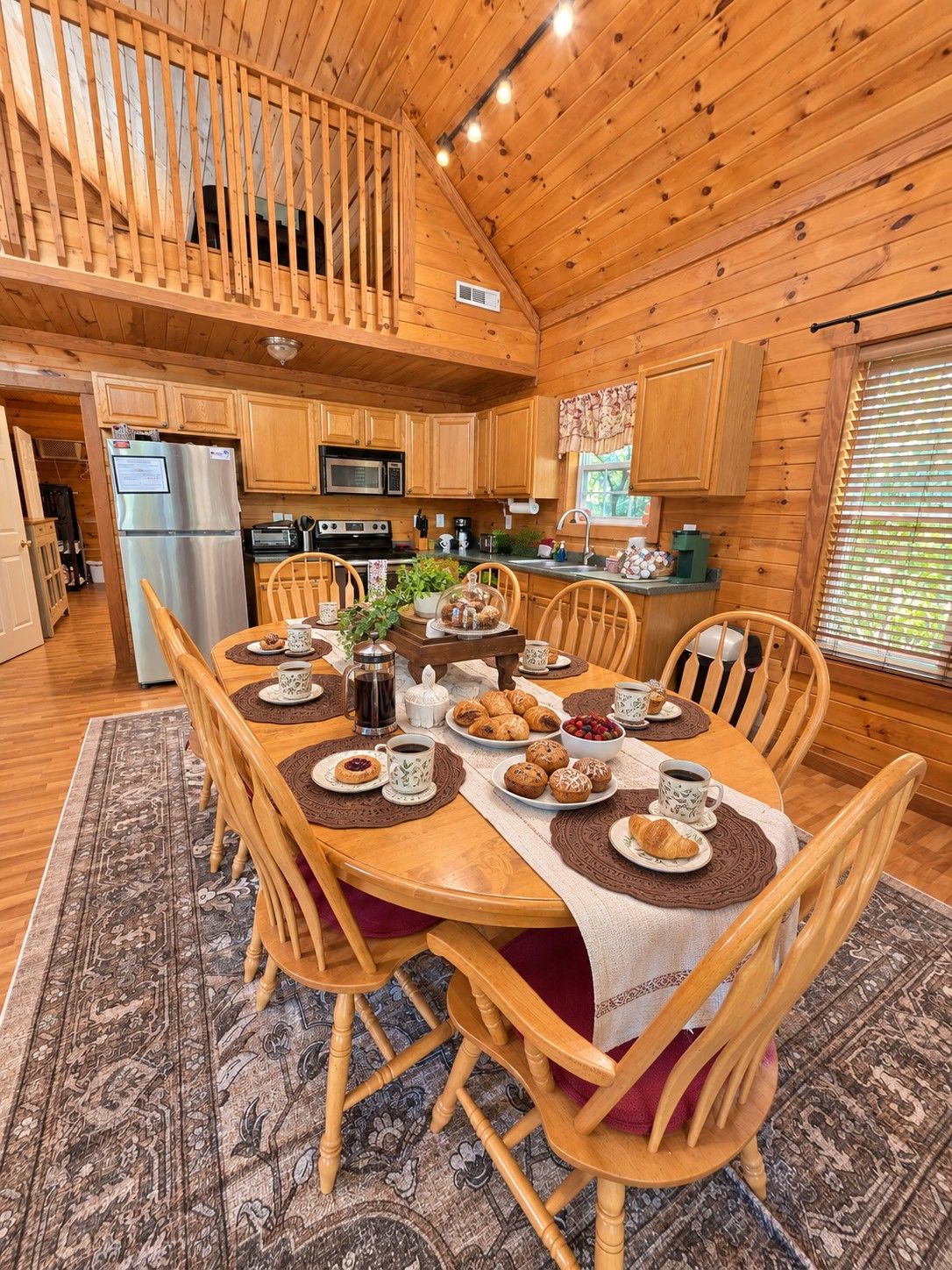 L’intérieur d’une cabane en bois comprend un coin repas, une cuisine et une chambre à l’étage.