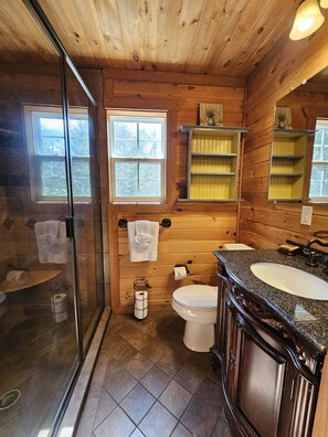 Douche, séchoir à cheveux, serviettes fournies, savon