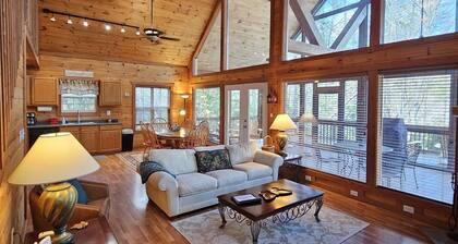 Beautiful 2 BR, Mtn Views, Hot tub, Screened Porch, Fiber Optic Internet