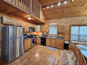 Fridge, microwave, oven, stovetop - Beautiful 2 BR, Mtn Views, Hot tub, Screened Porch, Fiber Optic Internet (Sautee Nacoochee)