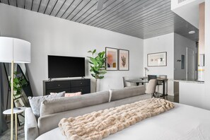 1 soveværelse, skrivebord, strygejern/strygebræt, weekendseng