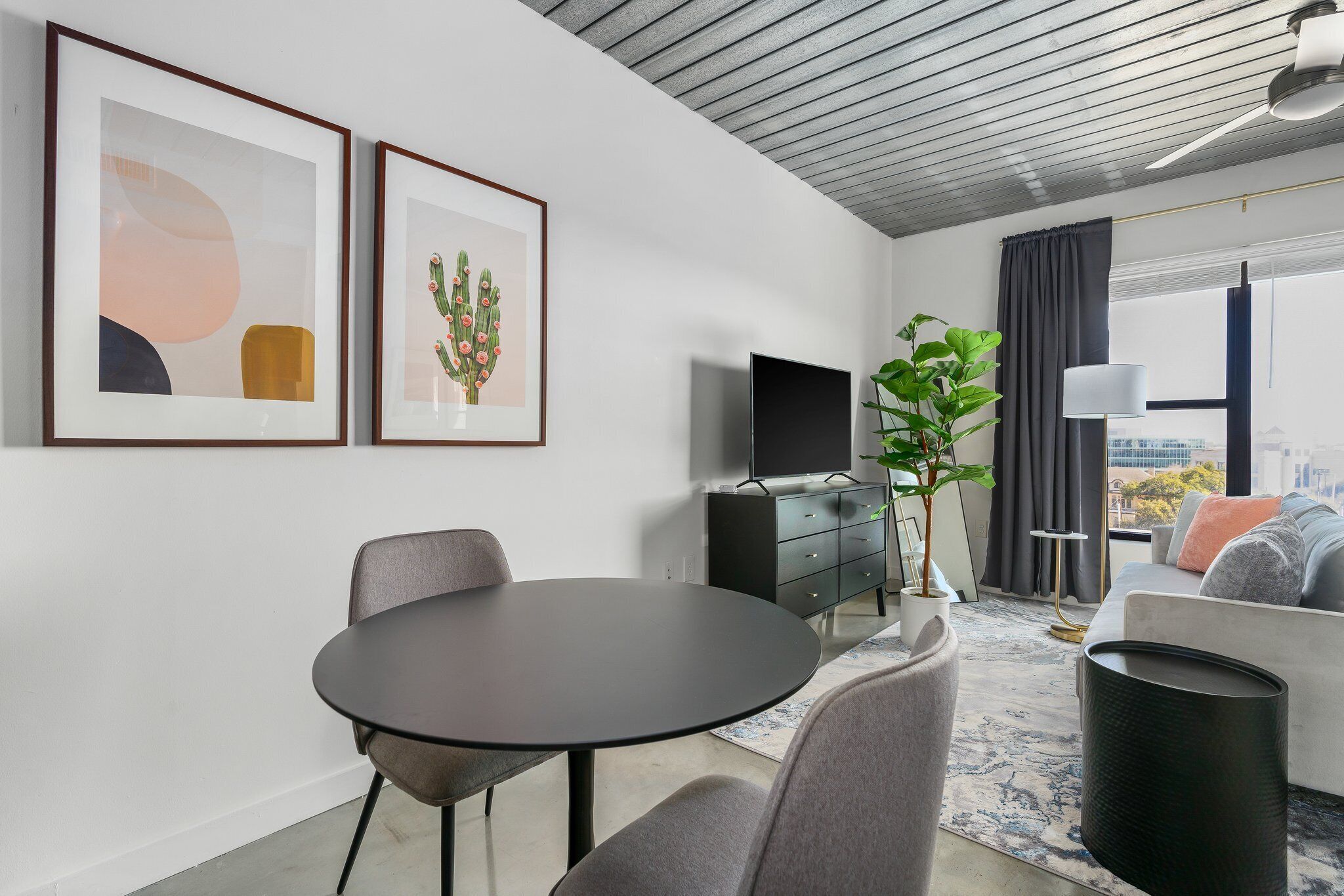 Lodgeur | Modern & vibrant studio loft | Midtown