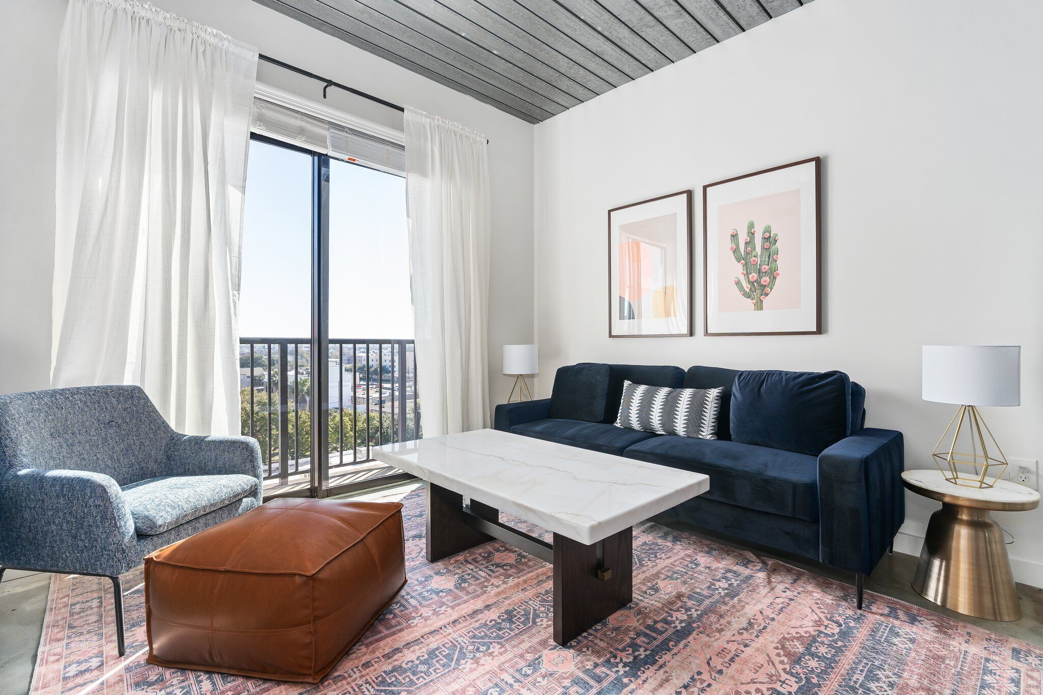 Smart-TV, bordtennis og stereoanlegg