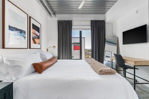 1 habitación, escritorio, tabla de planchar con plancha y cuna de viaje