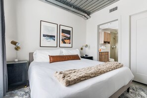 1 Schlafzimmer, Schreibtisch, Bügeleisen/Bügelbrett, Reisekinderbett