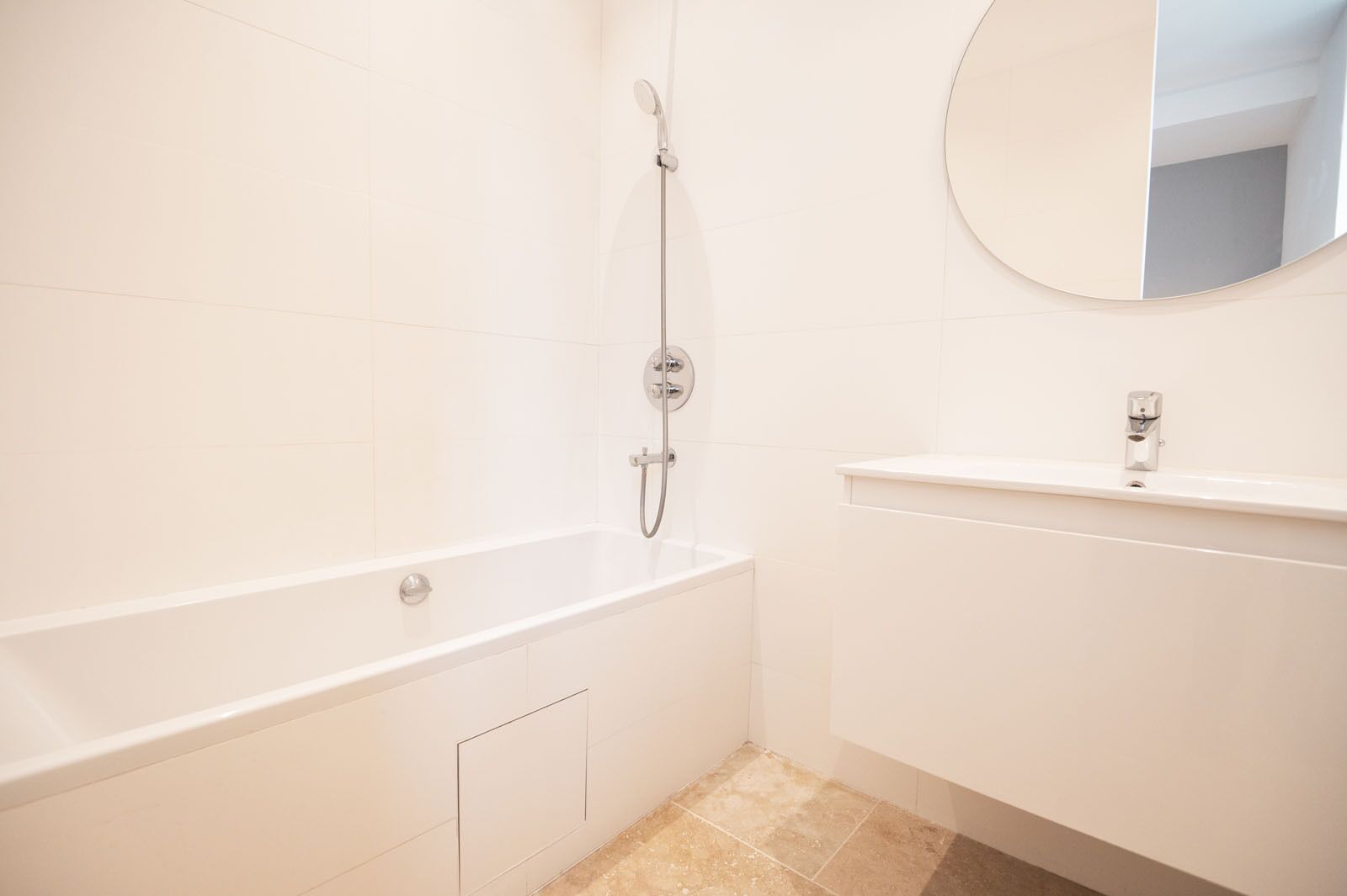 Een douche, handdoeken, zeep, toiletpapier