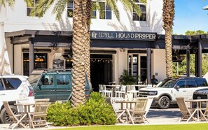 Outdoor dining - NEW LISTING - INLET BEACH - POOL - BIKES! (Inlet Beach)