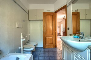 A bathroom with a toilet, bidet, and sink. - House near downtown with garden box and wi-fi (IMPERIA)