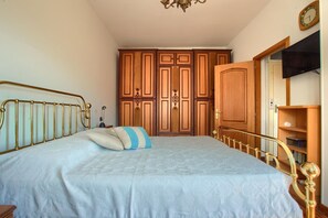 2 soverom, skrivebord, reiseseng for barn og wi-fi (inkludert)