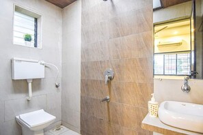 Dusj, håndklær, såpe og sjampo