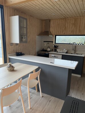 冷蔵庫、オーブン、コンロ