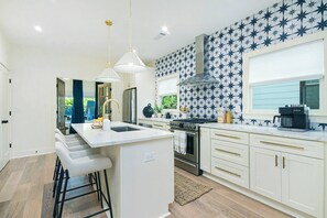 雪櫃、微波爐、焗爐、爐具