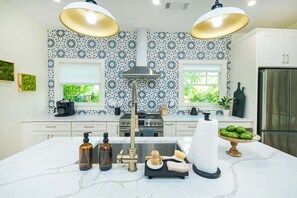 雪櫃、微波爐、焗爐、爐具