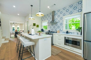 Refrigerador, microondas, horno, placa de cocina