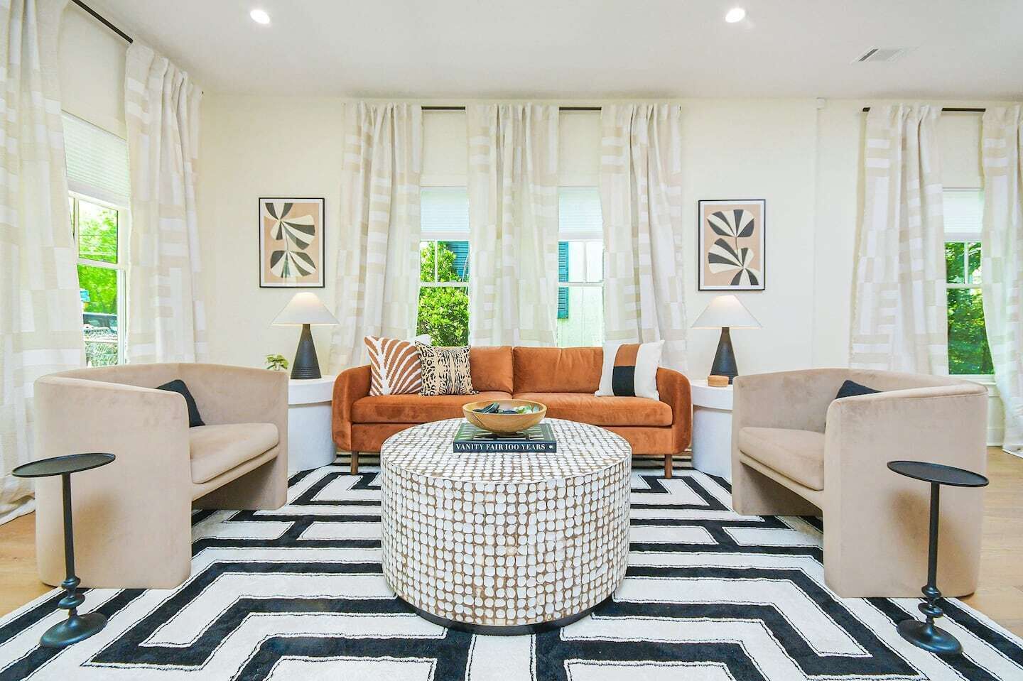 Smart-tv, een open haard en een kantoor