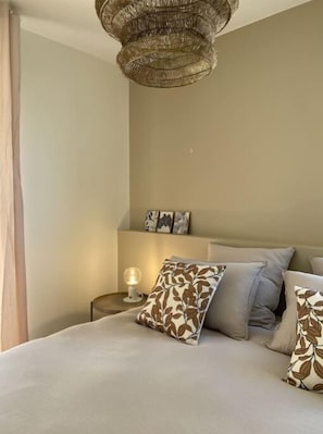 3 habitaciones, tabla de planchar con plancha y cuna de viaje 