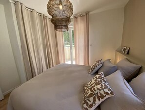 3 habitaciones, tabla de planchar con plancha y cuna de viaje 
