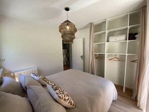 3 bedrooms, iron/ironing board, travel cot, free WiFi