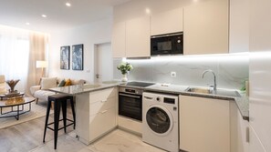 Geladeira, micro-ondas, fogão, cooktop