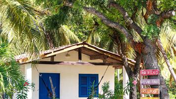 Habitación estándar con 1 cama matrimonial o 2 individuales, vista parcial al mar | Minibar, caja de seguridad en la habitación y wifi gratis