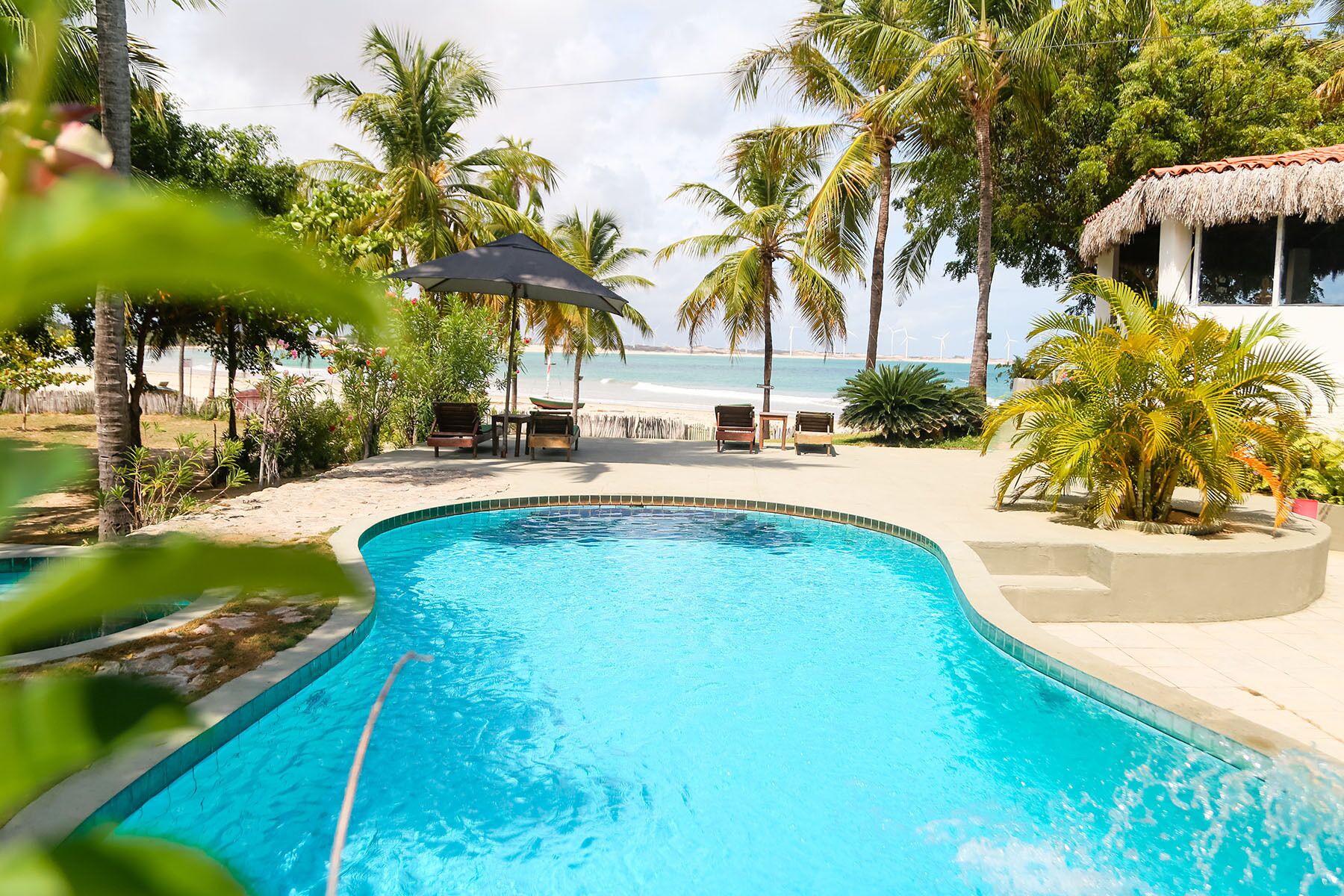 Piscina externa, guarda-sóis, espreguiçadeiras