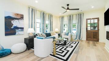 Smart TV, perapian, dan kantor