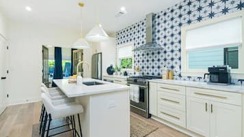 Lemari es, microwave, oven, dan kompor