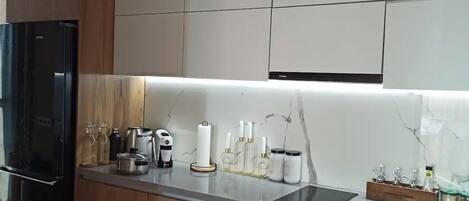 雪櫃、焗爐、咖啡機/沖茶器、電熱水壺