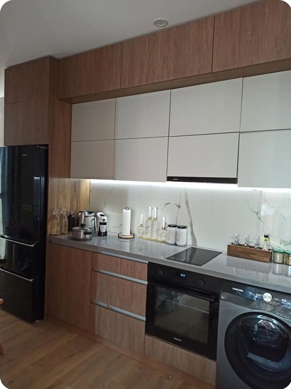 Een koelkast, een oven, een koffiezetapparaat/waterkoker, een waterkoker