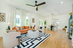 Smart TV, fireplace, stereo, offices - Spacious and stylish 2BR 2.5Bath nestled in the vibrant Grant Park neighborhood (Atlanta)