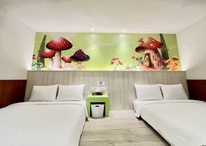 Quarto de hotel com duas camas, um mural verde com cogumelos e uma mesinha com uma caixa de lenços.