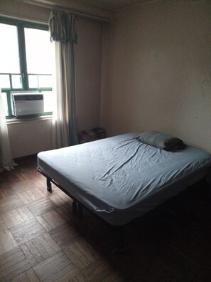 1 bedroom, iron/ironing board, bed sheets - Clean and quiet living quarters (The Bronx)