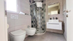 Shower, hair dryer, towels - Villa Corona Cordis in Banjole (Banjole)